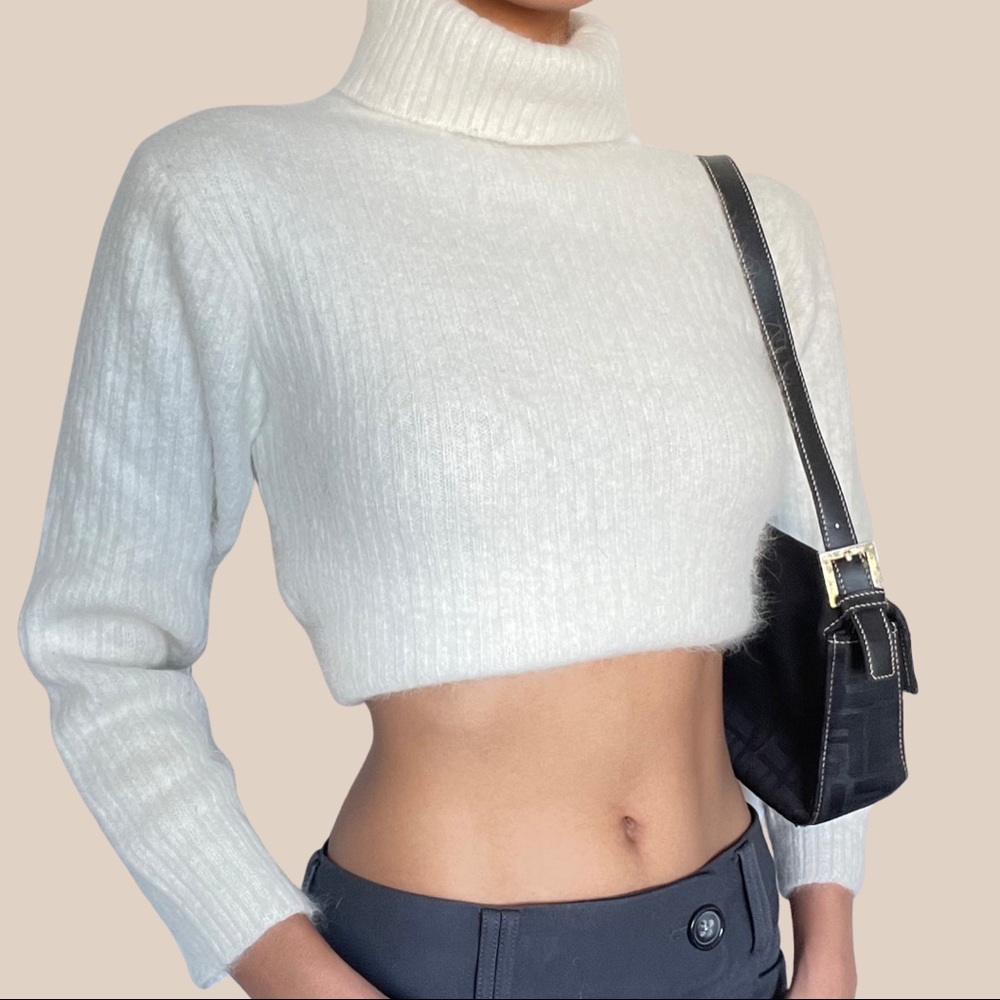 🤍 White fuzzy turtleneck 🤍